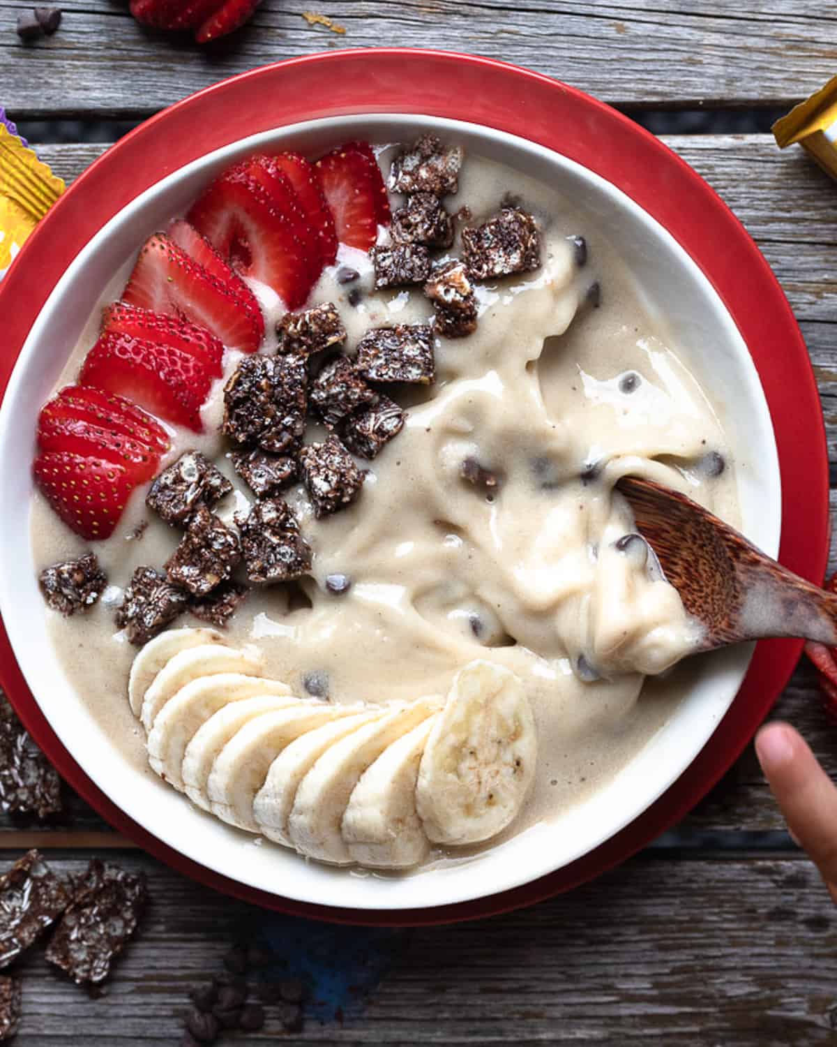 Image of asmoothie bowl topped with fresh strawberries, granola and fresh bananas. This image is to show a recipe option a post on tips and meal ideas for picky eaters.