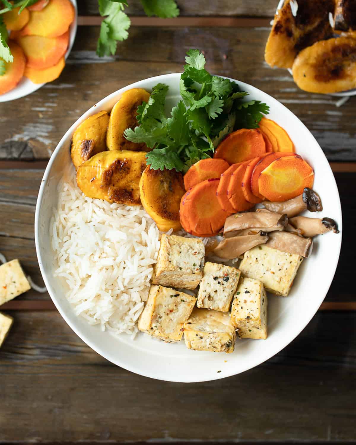 Image of a bowl of tofu, rice and veggies to show how to create a balanced recipe.